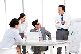 商务团队在会议室开