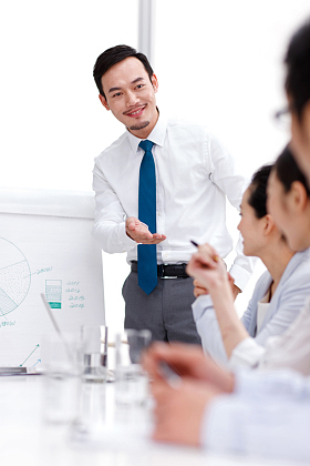 商务人士在会议室开会图片