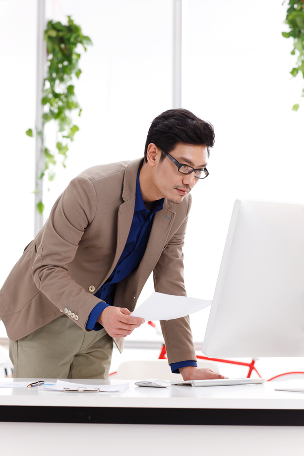 商务男人在办公室工作 商务男人在办公室工作