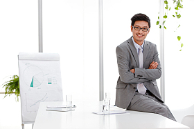 自信的商务中年男人