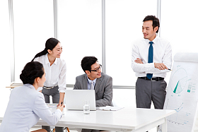 商务团队在会议室开