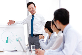 商务男女在会议室开