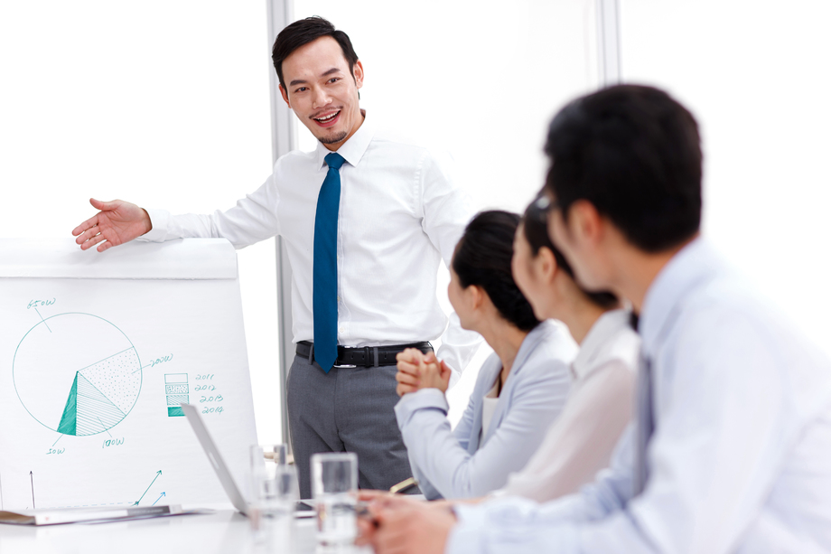 商务男女在会议室开