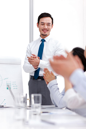 商务人士在会议室开