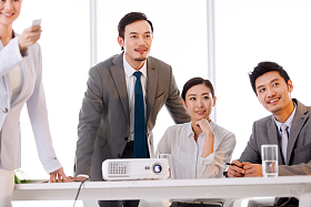 商务男女在会议室工作