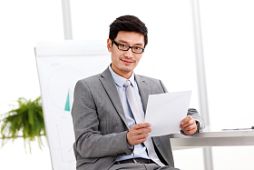 自信的商务男人图片