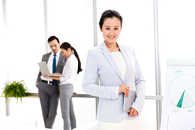 东方商务团队在工作