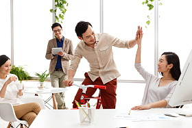 东方商务男女在工作