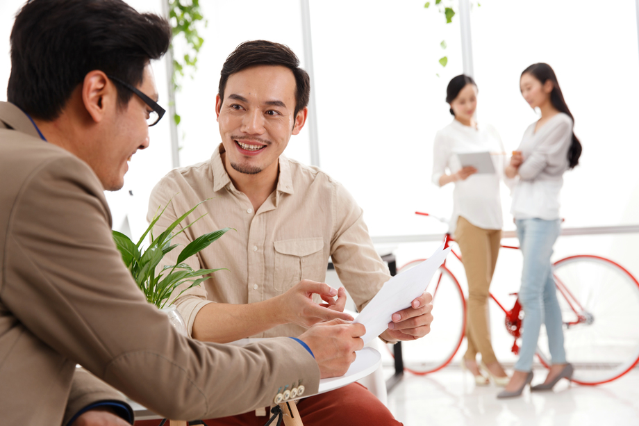 东方商务人士在工作