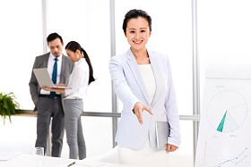 东方商务人士在工作照片