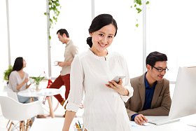 东方商务男女在工作图片