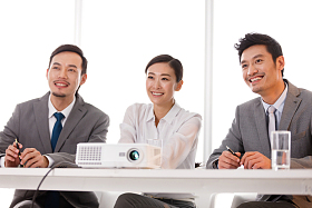 商务男女在会议室开