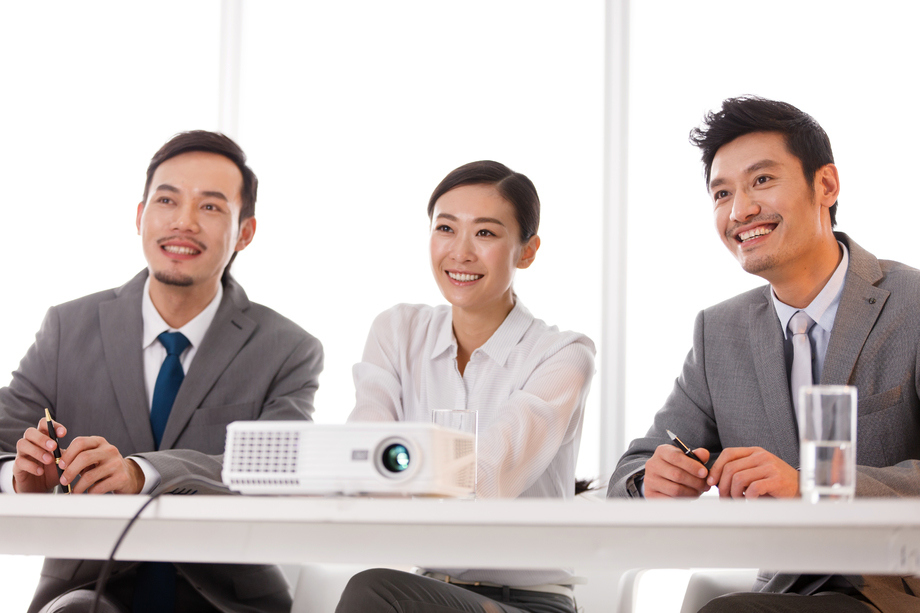 商务男女在会议室开 商务男女在会议室开