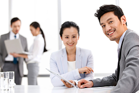 商务男女在工作照片