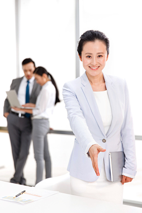 东方商务男女在工作