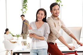 东方商务男女在工作室图片