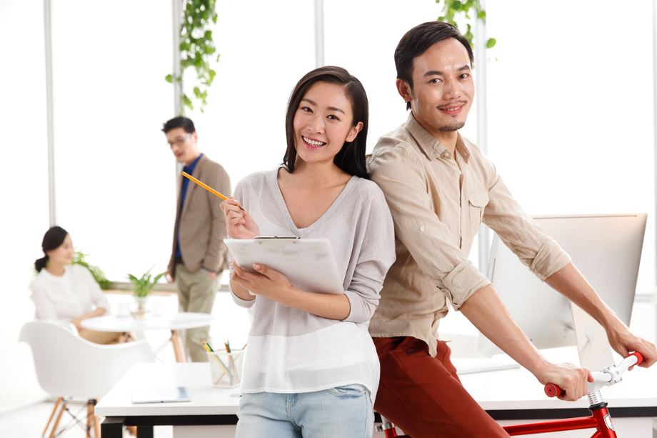东方商务男女在工作室图片