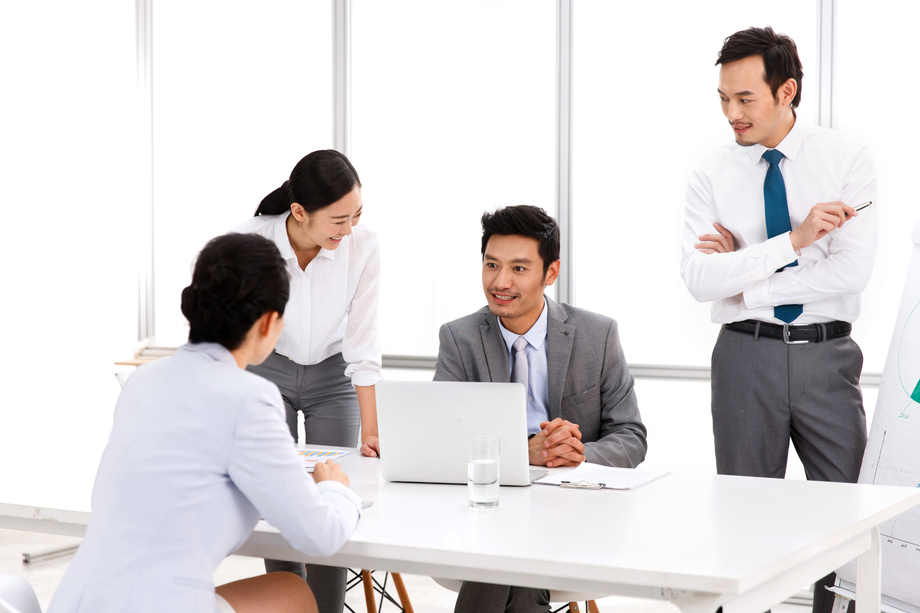 东方商务团队在工作 东方商务团队在工作