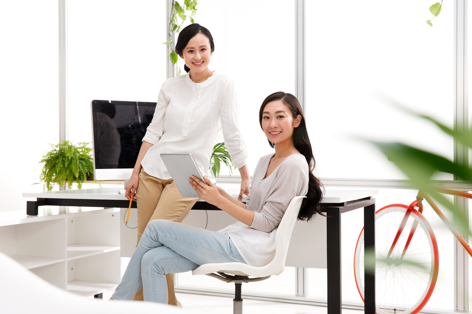 青年女人在办公室 青年女人在办公室