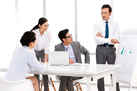 商务团队在会议室开