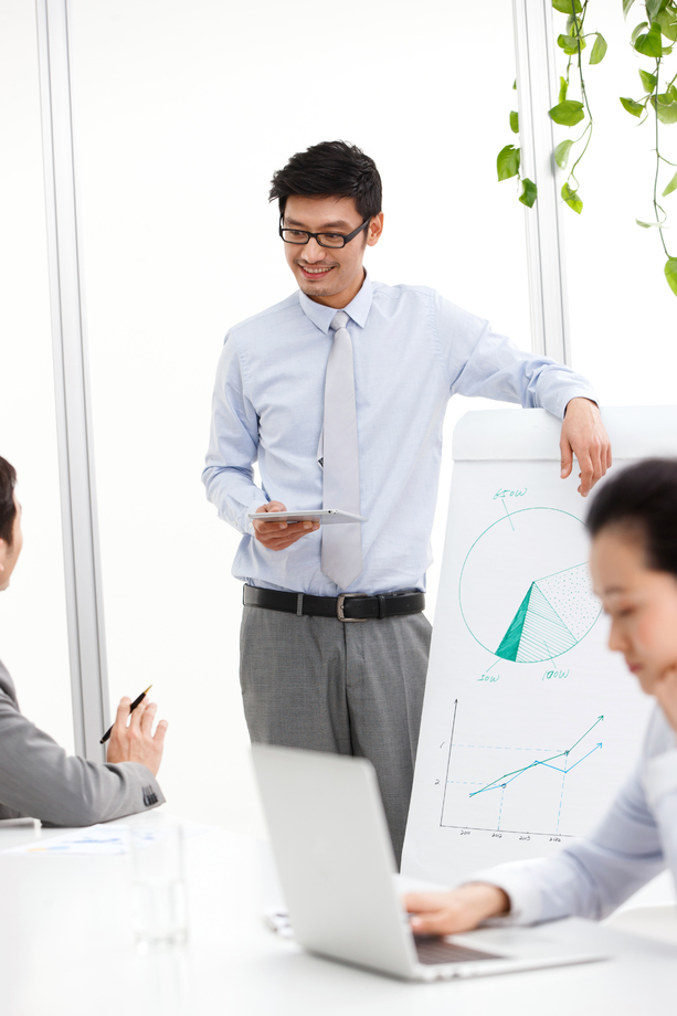 东方商务人士在工作