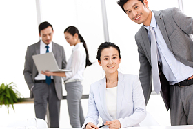 东方商务男女在工作图片