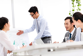 东方商务人士在开会图片