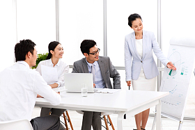 商务团队在会议室开