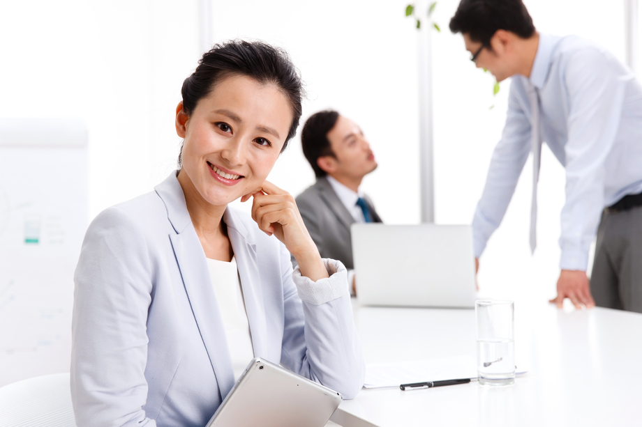 商务人士在会议室工作 商务人士在会议室工作