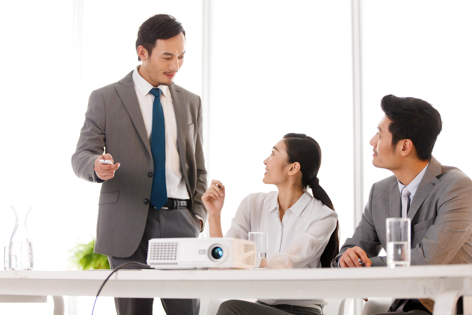 商务男女在会议室工作 商务男女在会议室工作