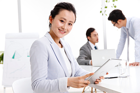 商务人士在会议室图片