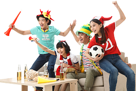 年轻球迷看比赛欢呼呐喊照片