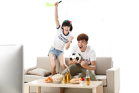 年轻球迷看比赛欢呼呐喊照片