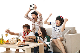 年轻球迷看比赛欢呼呐喊图片