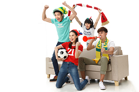 年轻球迷看比赛欢呼呐喊照片