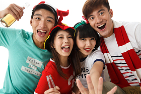 年轻球迷看比赛欢呼呐喊