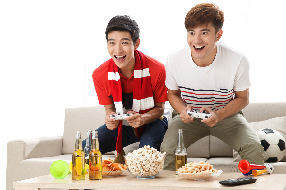 青年男人玩游戏 青年男人玩游戏