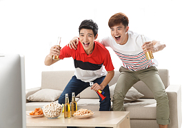 年轻球迷看比赛欢呼呐喊照片