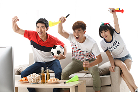 年轻球迷看比赛欢呼呐喊图片