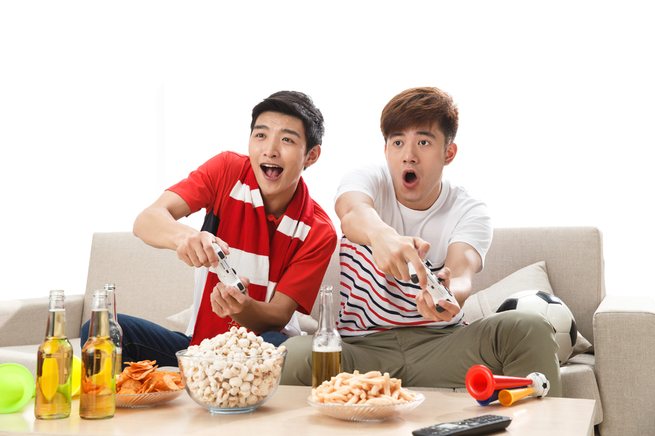 青年男人玩游戏 青年男人玩游戏