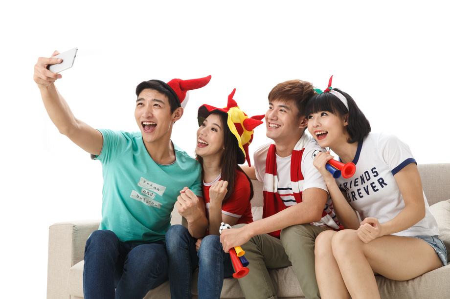 青年男女用手机自拍图片 青年男女用手机自拍图片