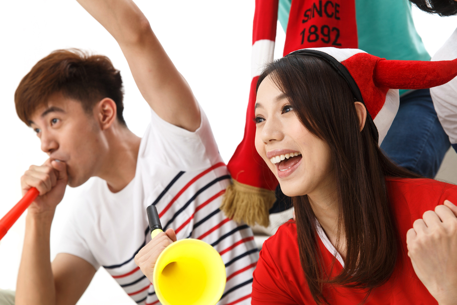 年轻球迷看比赛欢呼呐喊图片 年轻球迷看比赛欢呼呐喊图片