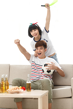 年轻球迷看比赛欢呼呐喊照片