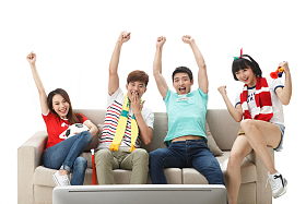 年轻球迷看比赛欢呼呐喊图片