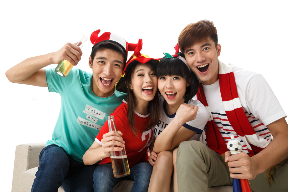 年轻球迷看比赛欢呼呐喊图片 年轻球迷看比赛欢呼呐喊图片