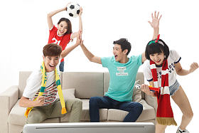 年轻球迷看比赛欢呼呐喊照片