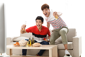 年轻球迷看比赛欢呼呐喊图片