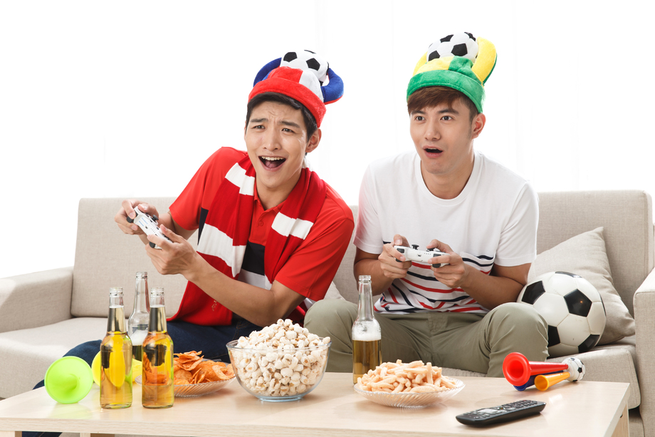 青年男人玩游戏照片 青年男人玩游戏照片