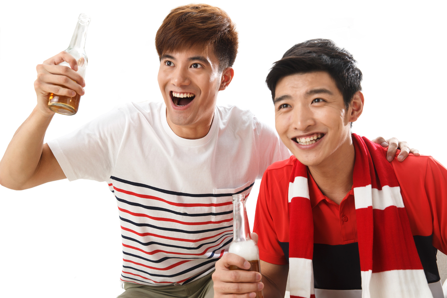 青年男人举杯欢