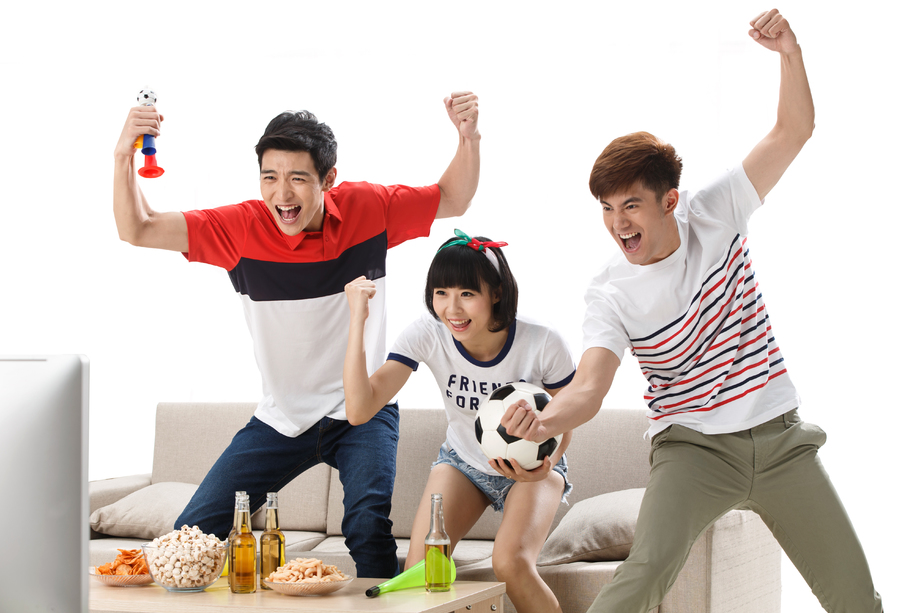 年轻球迷看比赛欢呼呐喊 年轻球迷看比赛欢呼呐喊